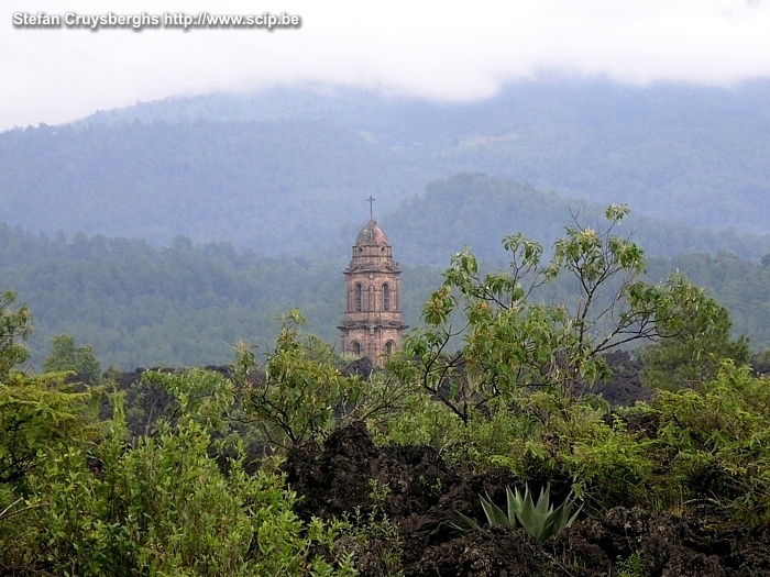 Uruapan - Paricutin De kerk is half bedolven door versteende lava van de Paricutin vulkaan. Stefan Cruysberghs